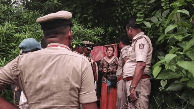 गुफा में बच्चों के साथ छिपकर रह रही थी रूसी महिला, रूटीन पेट्रोलिंग में हुआ खुलासा; बोली— “सांपों से डर नहीं… वो मेरे आसपास रहते हैं”