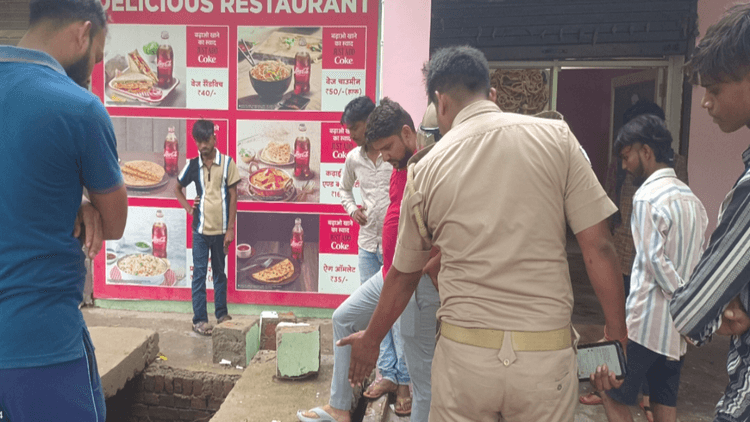 प्रयागराज में सड़क किनारे बना 'मौत का गड्ढा'! ढलाई टूटी और 15 फीट नीचे समा गए दो युवक