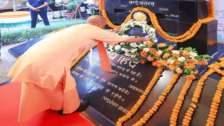 कारगिल विजय दिवस पर योगी आदित्यनाथ का भावुक नमन: शहीदों को अर्पित की श्रद्धांजलि, दुश्मन को याद दिलाई हार!