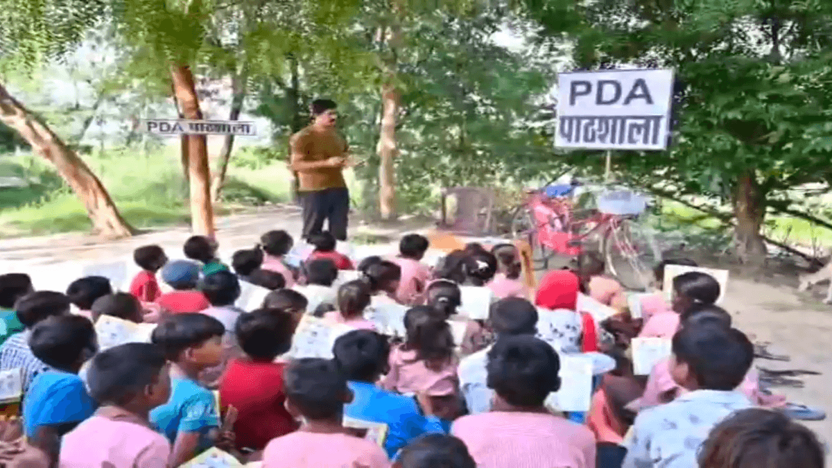 स्कूल बंद, बच्चे बेसहारा… अब पेड़ के नीचे चल रही पढ़ाई! अखिलेश बोले – BJP ने छीना गरीबों का शिक्षा अधिकार