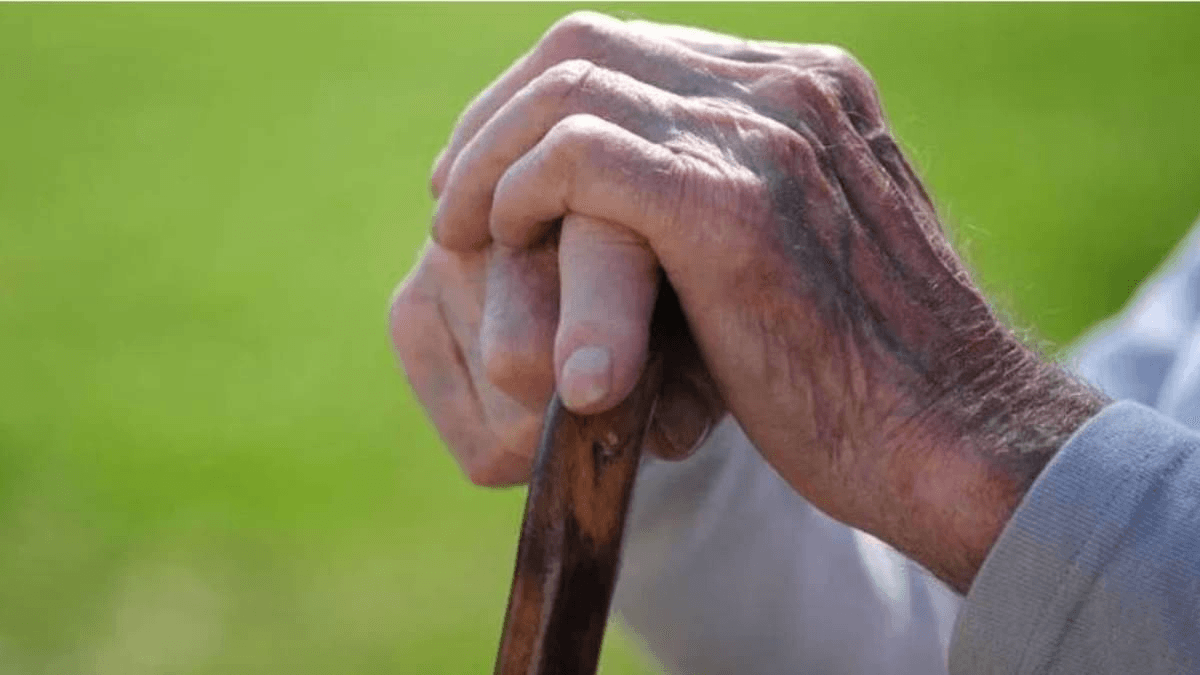 बेटे की चिता बुझ गई, पर इंसाफ की लौ अब भी जल रही है — प्रयागराज के मां-बाप की पुकार, पुलिस अब भी खामोश है