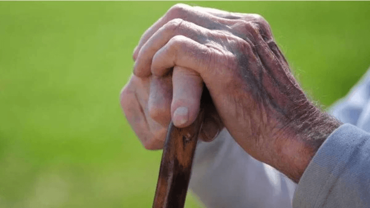 बेटे की चिता बुझ गई, पर इंसाफ की लौ अब भी जल रही है — प्रयागराज के मां-बाप की पुकार, पुलिस अब भी खामोश है