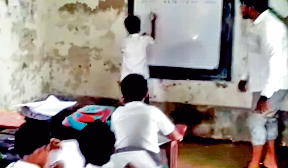 बर्दवान : बरसात में जलमग्न कक्षाओं में पढ़ने को मजबूर नौनिहाल