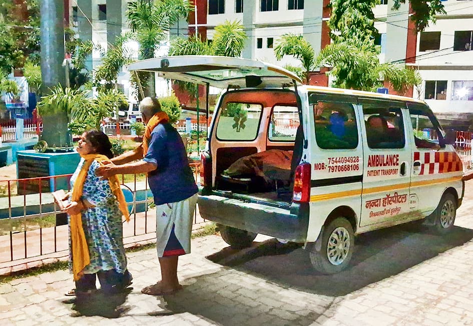 Gopalganj News : बिजली के पोल पर चढ़ते ही करेंट से लाइनमैन की मौत, लोगों में आक्रोश