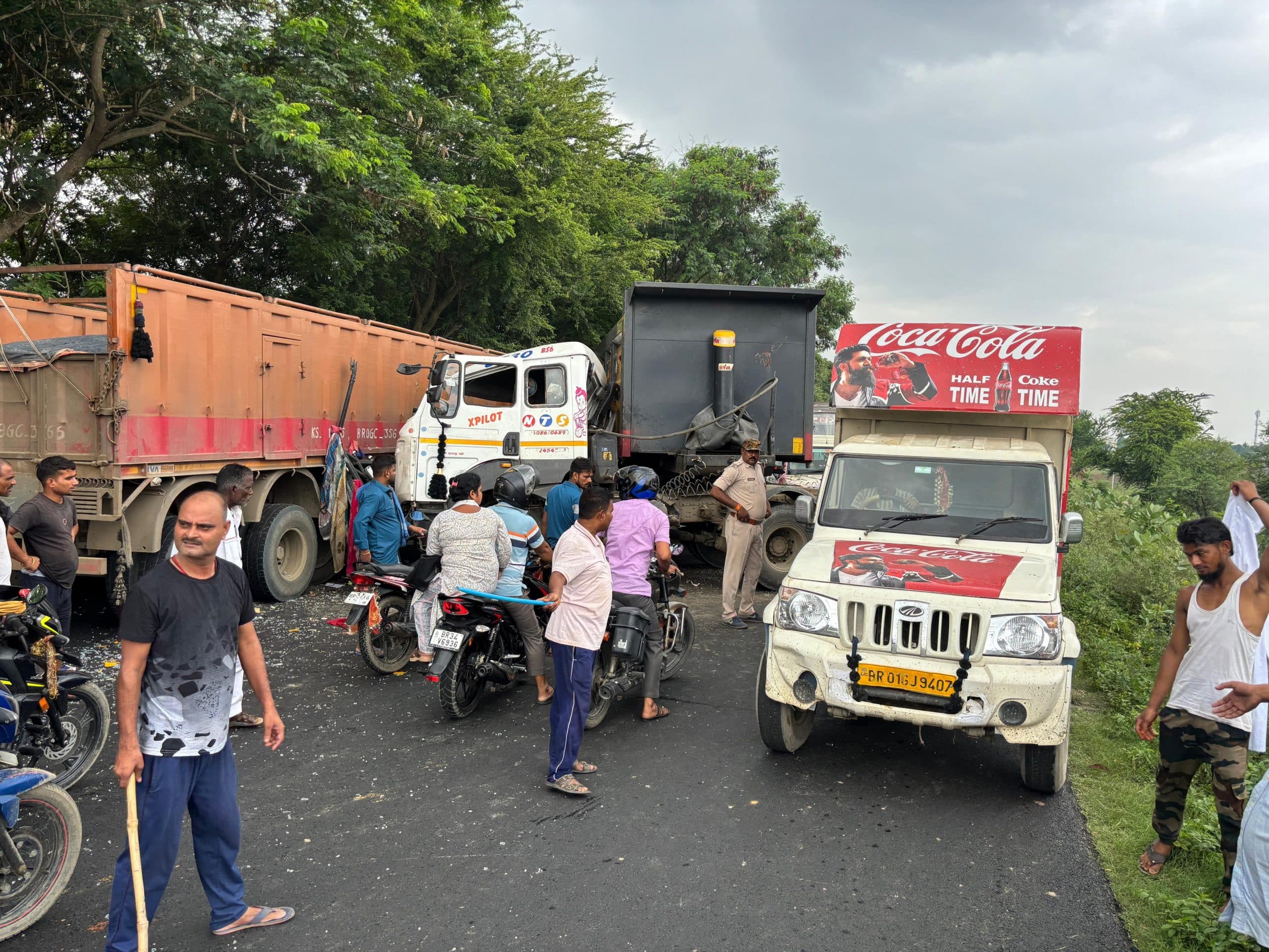 दो हाइवा की टक्कर में चालक व उपचालक घायल