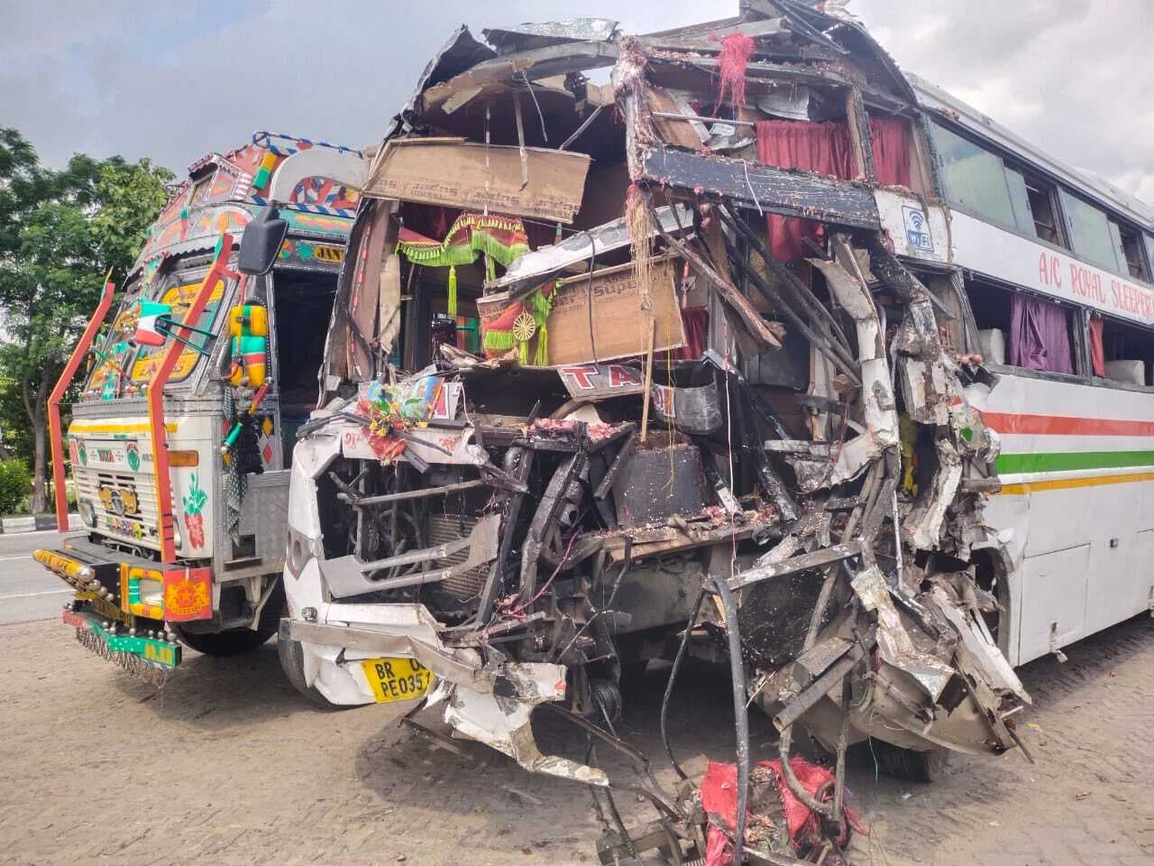 Motihari : बस ने सड़क किनारे खड़ी ट्रक में मारी टक्कर, डेढ़ दर्जन यात्री घायल