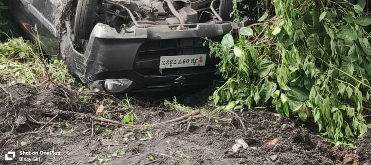 Bokaro News : बाइक को धक्का मारने के बाद कार पलटी