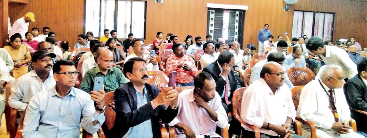 Chaibasa News : साइबर अपराधियों से सावधान रहें सेवानिवृत्त रेलकर्मी : डीआरएम