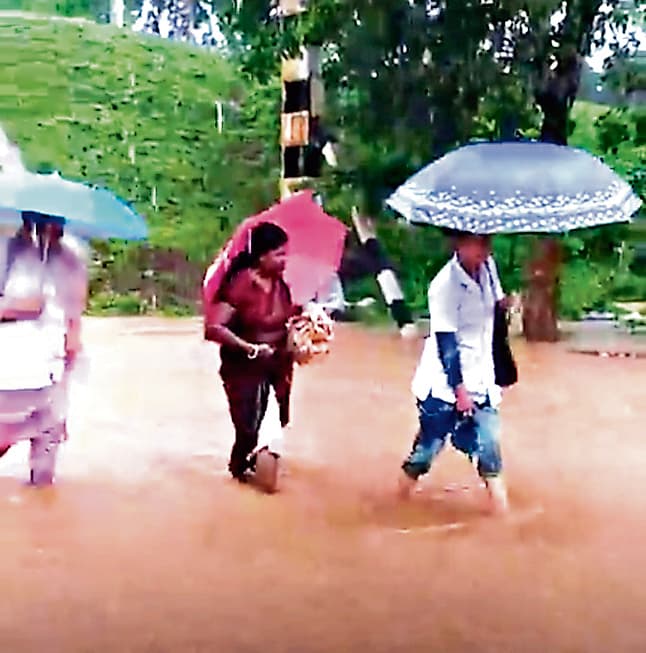 Chaibasa News : बड़ाजामदा की सड़कों पर चार फीट पानी, आवागमन ठप