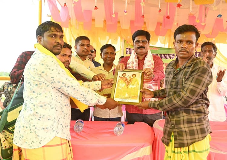 Bokaro News : हूल दिवस पर महानायकों को किया गया नमन