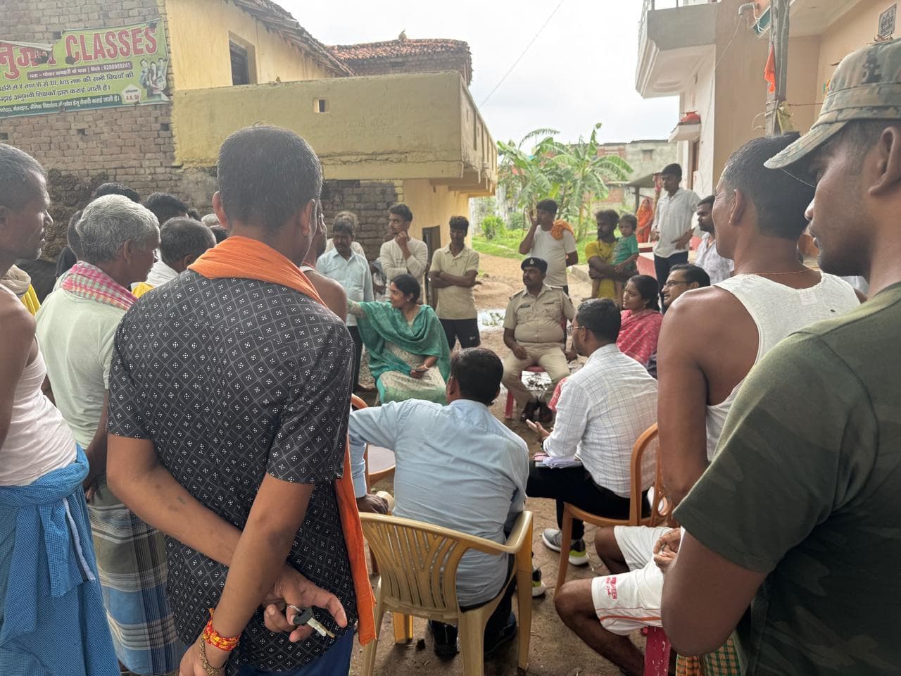 Gaya News : चोवार गांव पहुंची बीडीओ ग्रामीणों ने बताया पेयजल समस्या