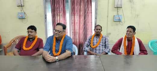 सेवानिवृत कर्मी को अंग वस्त्र व माला पहनाकर दी गयी विदाई