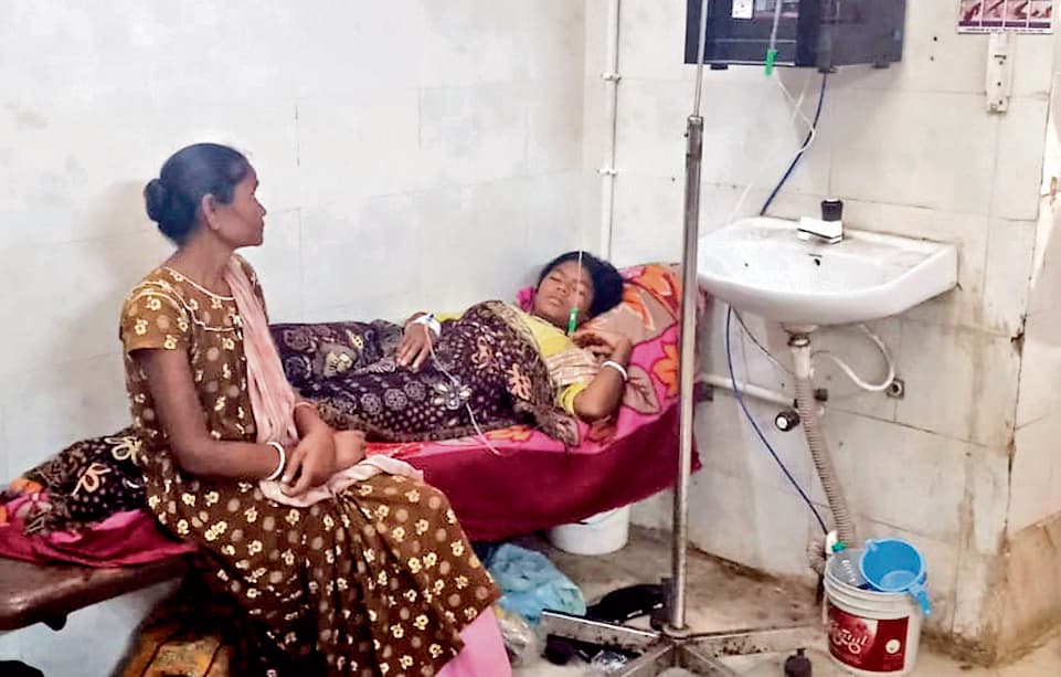 Chaibasa News : सदर अस्पताल में बढ़े मरीज, इमरजेंसी के चबूतरे पर हो रहा इलाज