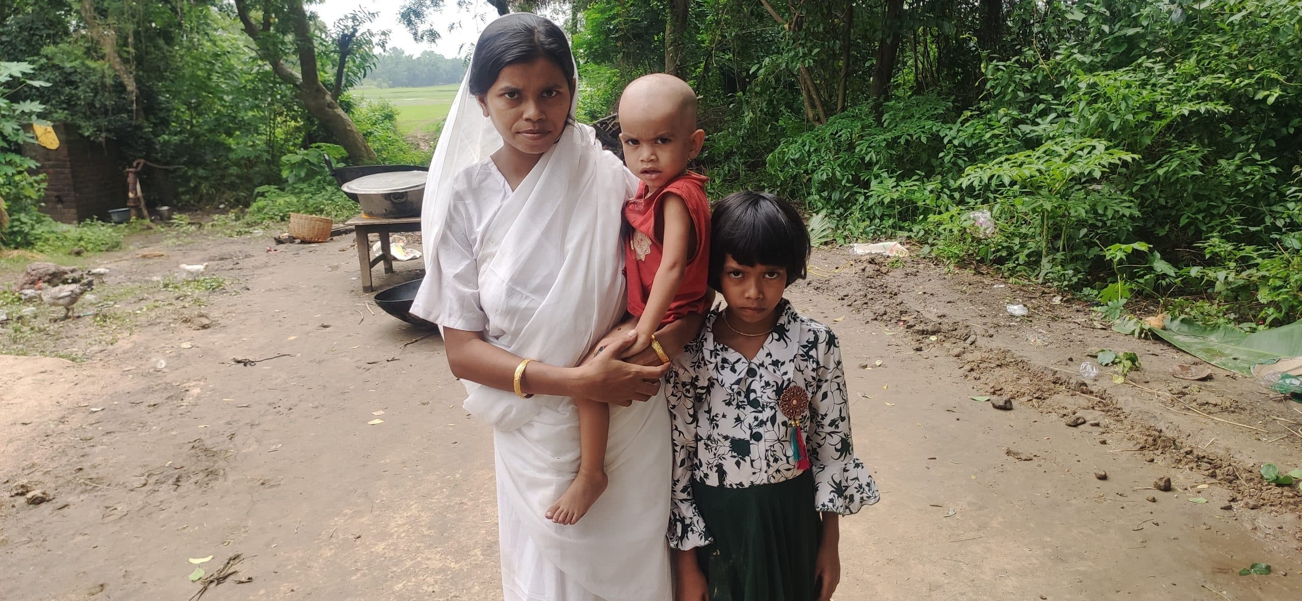 East Singhbhum News : पति के देहांत के बाद विधवा व दो बच्चे दाने-दाने को मोहताज