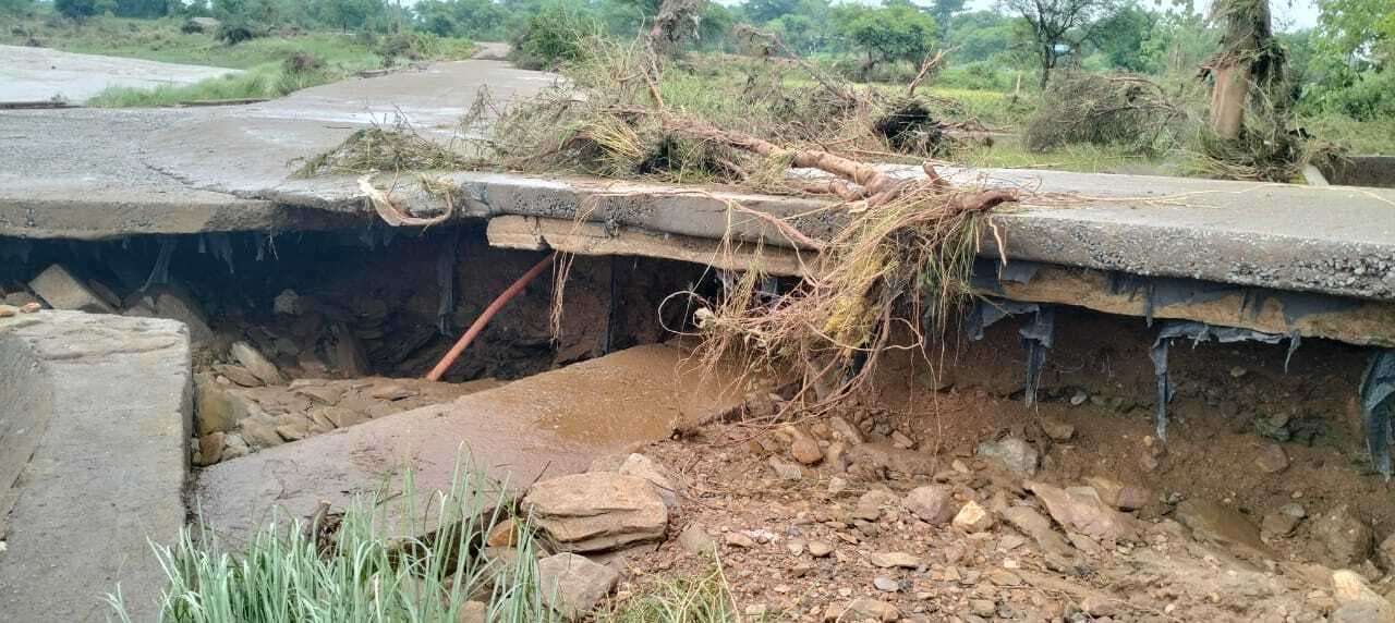 East Singhbhum News : शंख नदी में बाढ़ से मुसाबनी की सड़कें बहीं, पुलिया ध्वस्त, आवागमन ठप