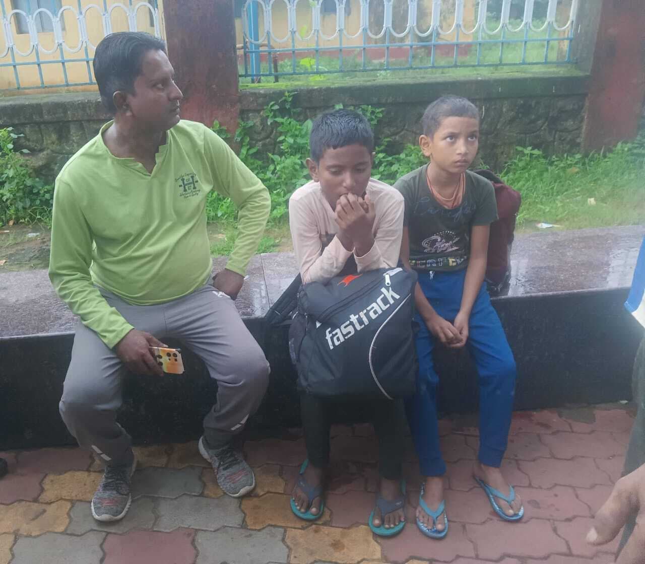 East Singhbhum News : चाकुलिया में आधी रात को छात्रावास से भागे चांडिल के दो भाई, शिक्षक पर प्रताड़ित करने क आरोप