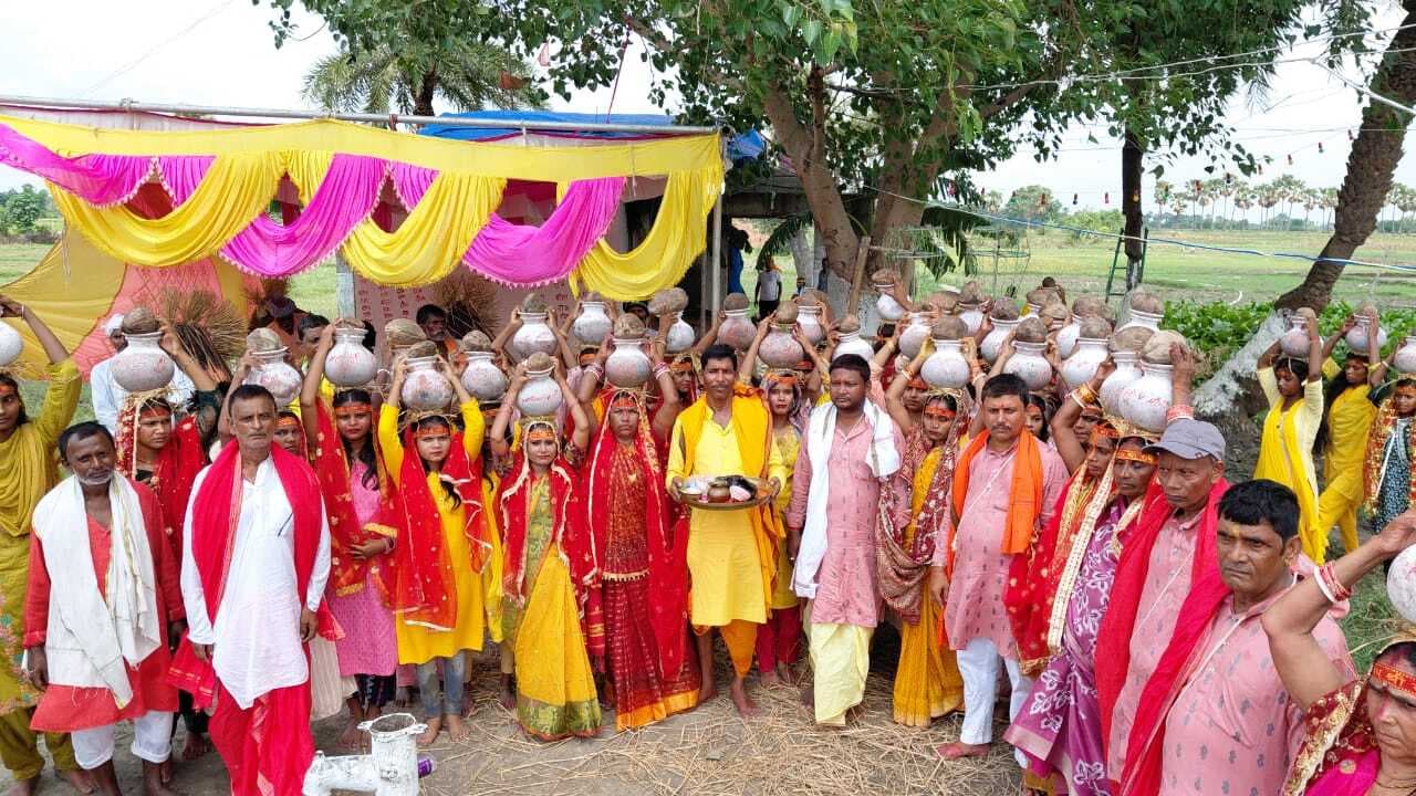 कलश शोभायात्रा के साथ संकीर्तन शुरू