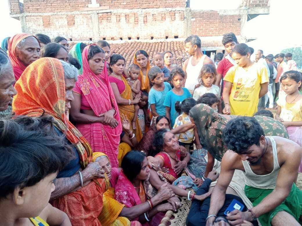 पानी भरे गड्ढे में पलटा ट्रैक्टर, चालक की मौत