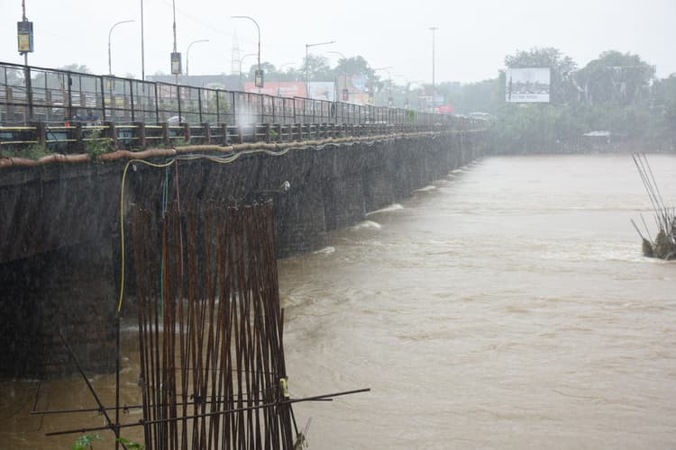 Jamshedpur News : खरकई नदी का जलस्तर खतरे के निशान के पार, कदमा के घरों में घुसा पानी