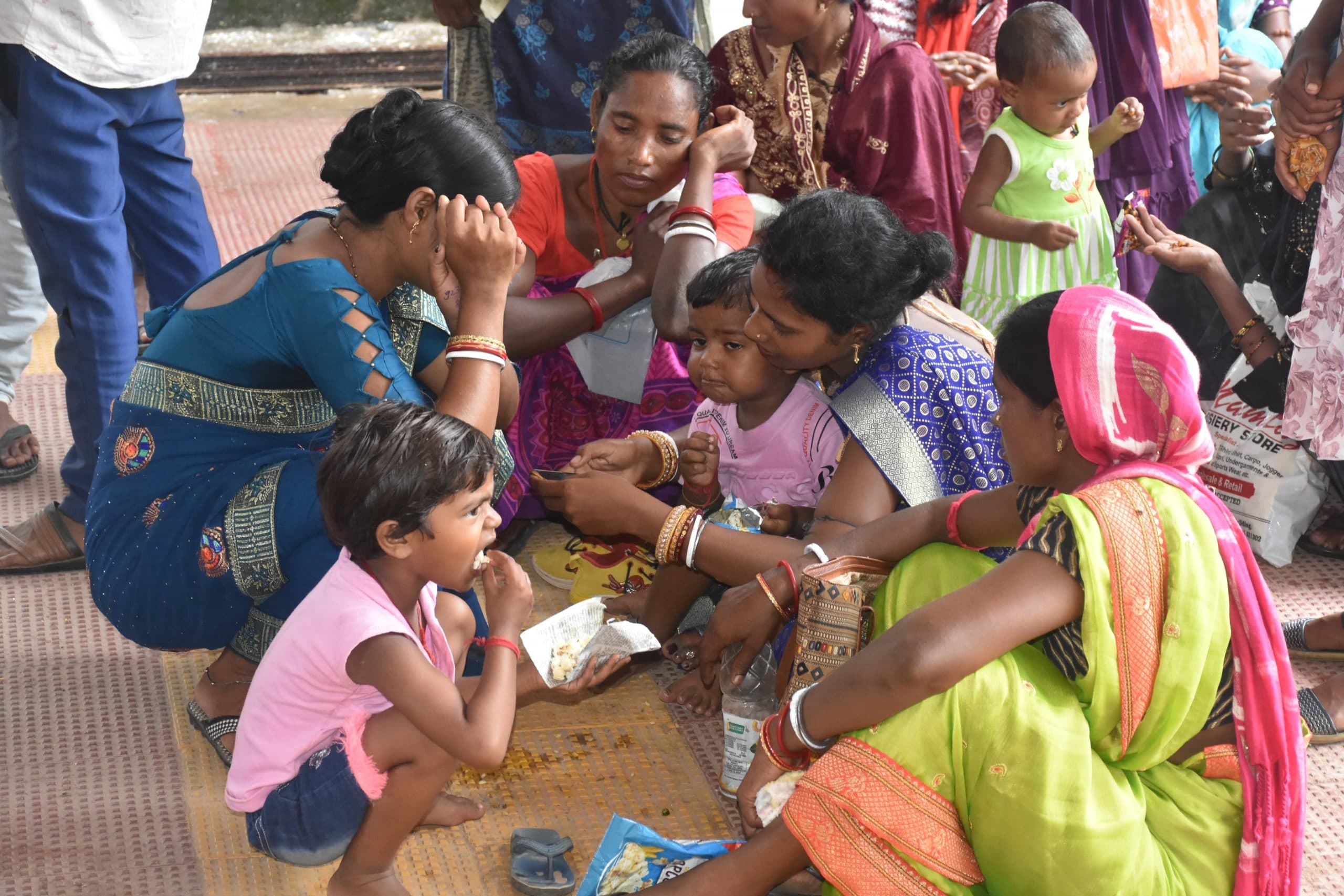 Dhanbad News : सदर अस्पताल : न जांच की सुविधा, न दवाइयों का इंतजाम, भीड़ में परेशान रहीं महिलाएं