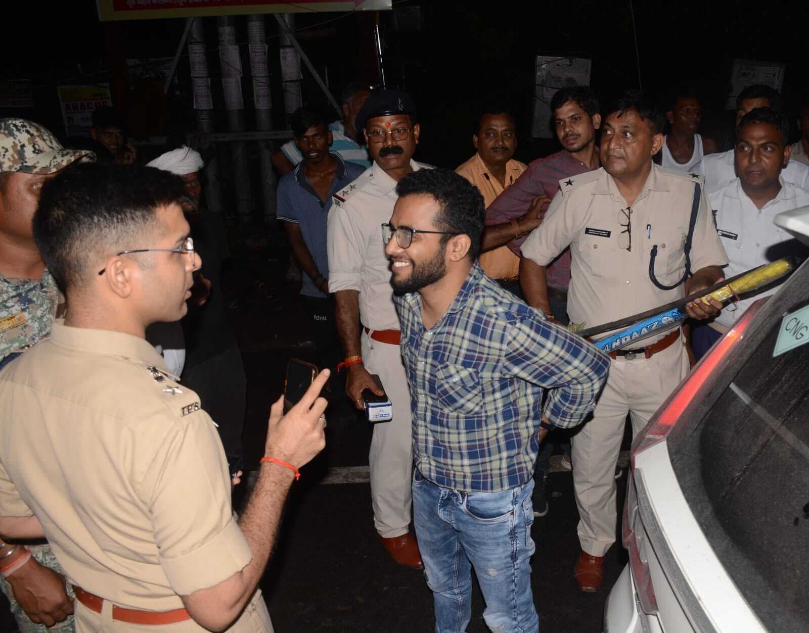 Dhanbad News : धनबाद में शराब पीकर ड्राइविंग करने वालों पर चला डंडा