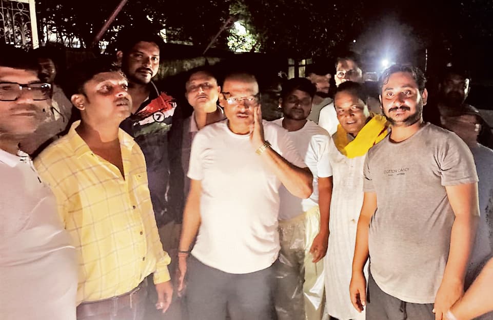 seraikela kharsawan news: अनियमित विद्युत आपूर्ति पर उपभोक्ताओं का विरोध, विभाग के खिलाफ नारेबाजी