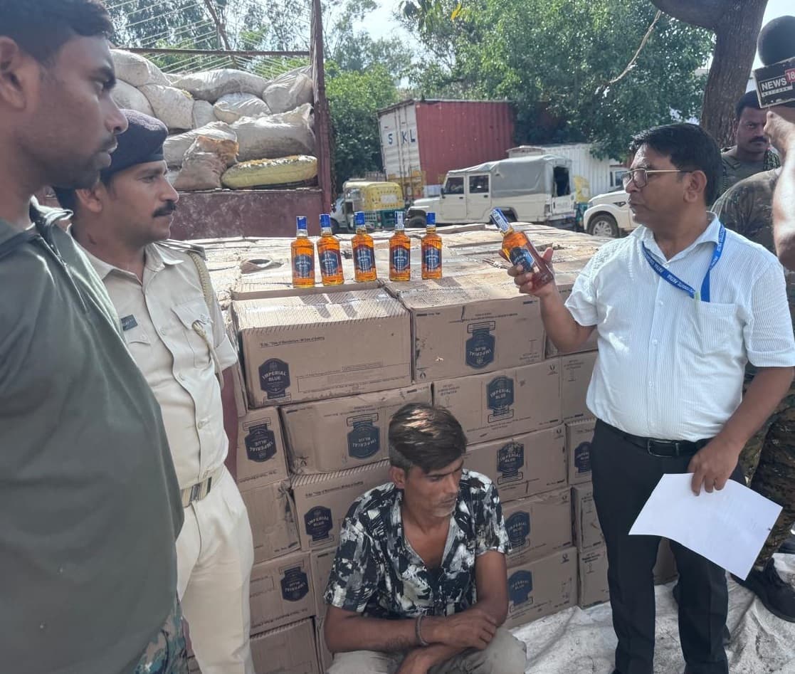 Patna News : ट्रक में कुरकुरे व साेयाबीन के कार्टन के नीचे छिपा कर रखी गयी 22 लाख की शराब जब्त