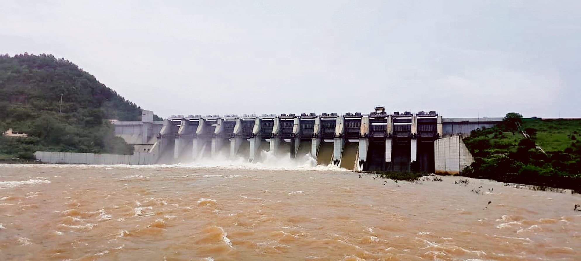 seraikela kharsawan news: नदी-नालों में उफान, सड़कों पर जलजमाव, लोगों की मुश्किलें बढ़ीं