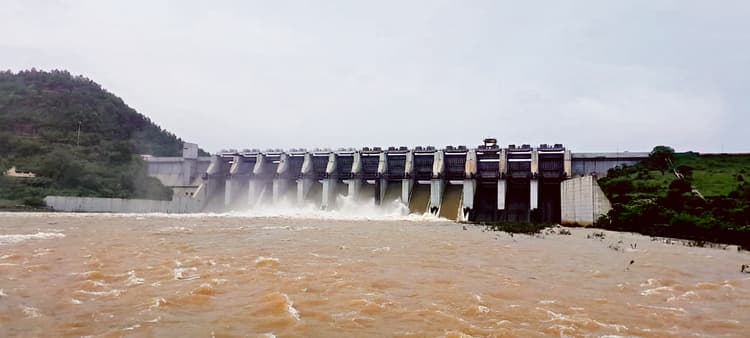 seraikela kharsawan news: नदी-नालों में उफान, सड़कों पर जलजमाव, लोगों की मुश्किलें बढ़ीं