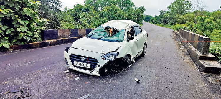 seraikela kharsawan news: तेज रफ्तार कार पुलिया की रेलिंग से टकरायी, दो घायल