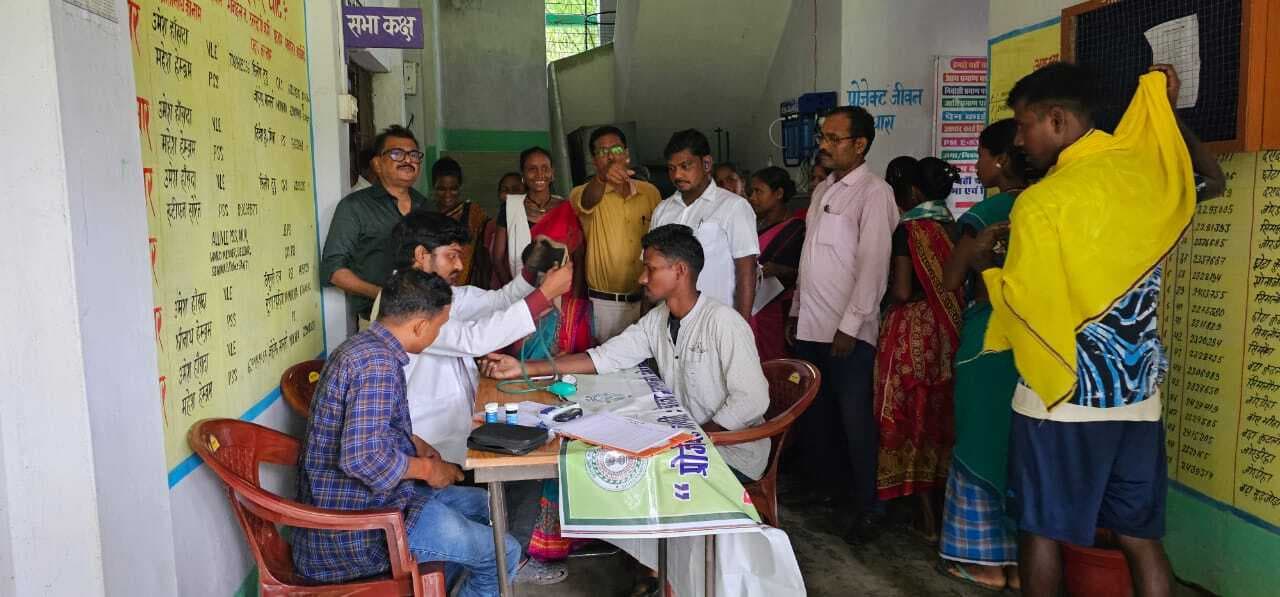 शिविर लगाकर लोगों को दिया योजनाओं का लाभ