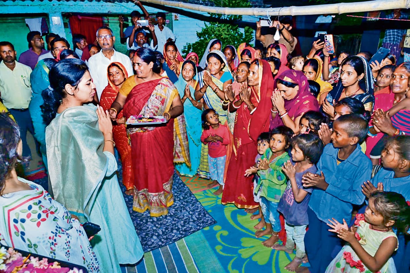 Hajipur News : डीएम ने भगवानपुर में चलाया मतदाता सूची गहन पुनरीक्षण अभियान का जागरूकता अभियान, रात्रि चौपाल में लिया हिस्सा