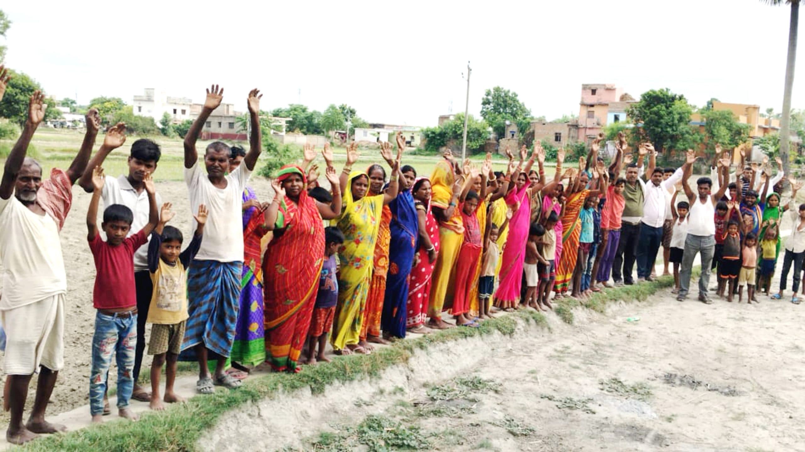 सड़क नहीं होने से ग्रामीण हुए आक्रोशित, किया प्रदर्शन, मुख्य धारा से कट रहा हलवार के देनी राय का टोला