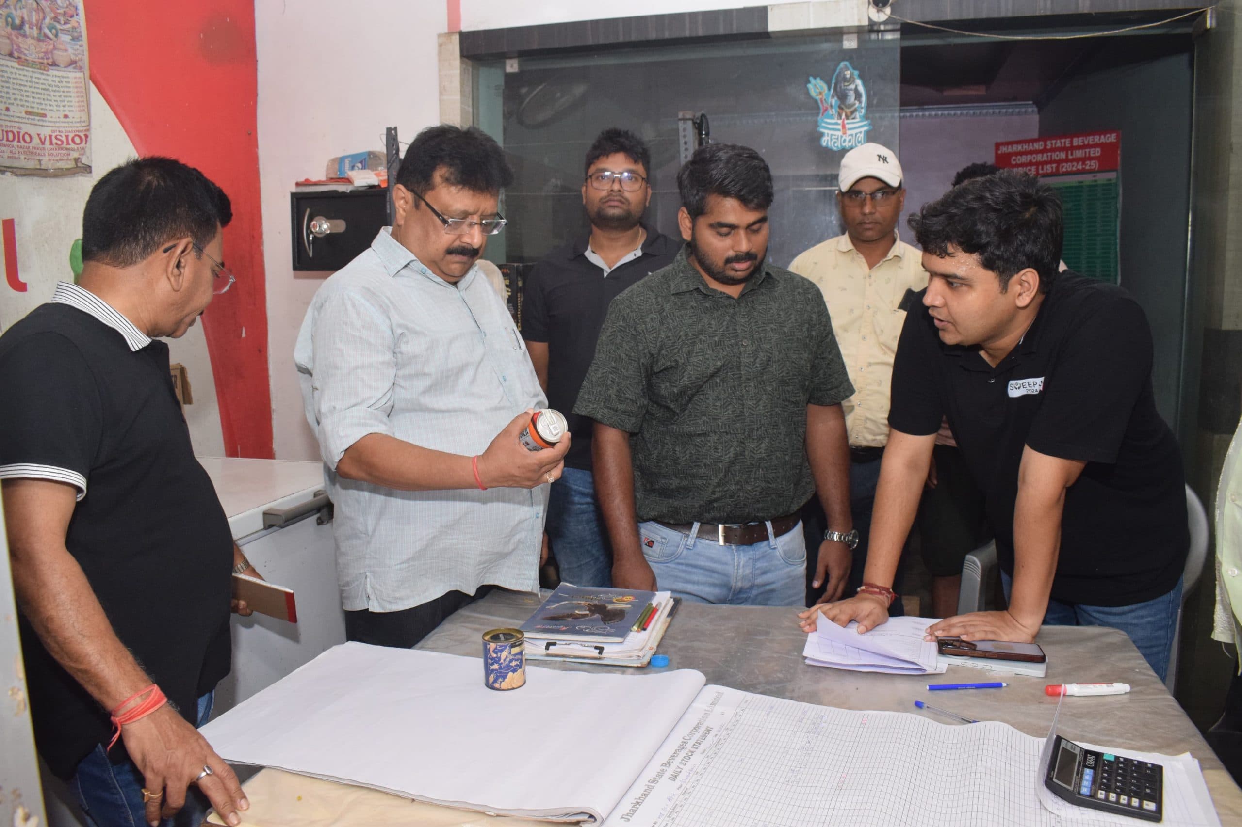 डीसी-डीडीसी ने की खुदरा शराब दुकानों की औचक जांच