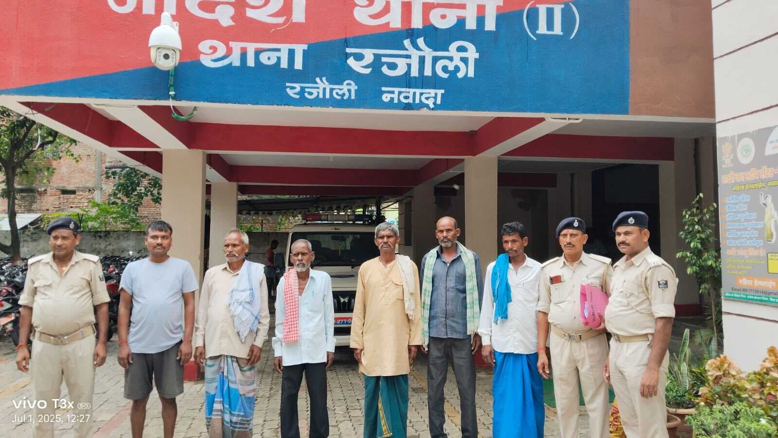 शराब विक्रेता व पांच वारंटी गिरफ्तार