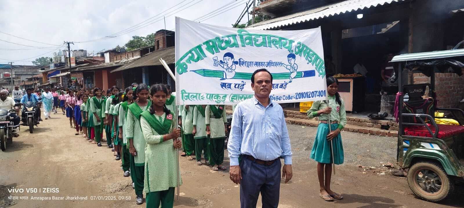 स्वच्छता के प्रति जागरूकता फैलाने निकली छात्राएं, सीएचसी में भी चला अभियान
