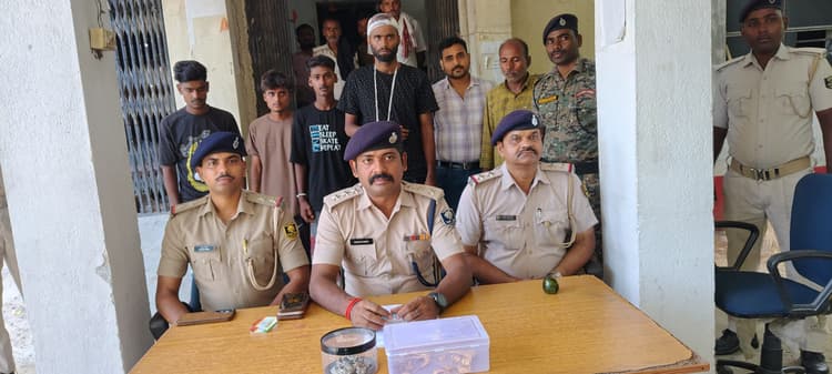 Motihari: चोरी की घटना में शामिल छह युवक गिरफ्तार, जेवरात बरामद