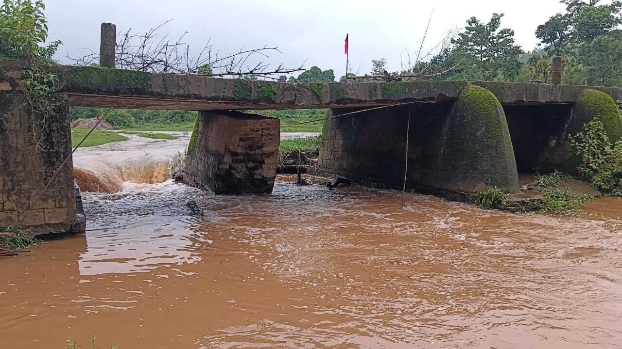 भारी बारिश से रनिया के बेलकीदुरा का पुल क्षतिग्रस्त