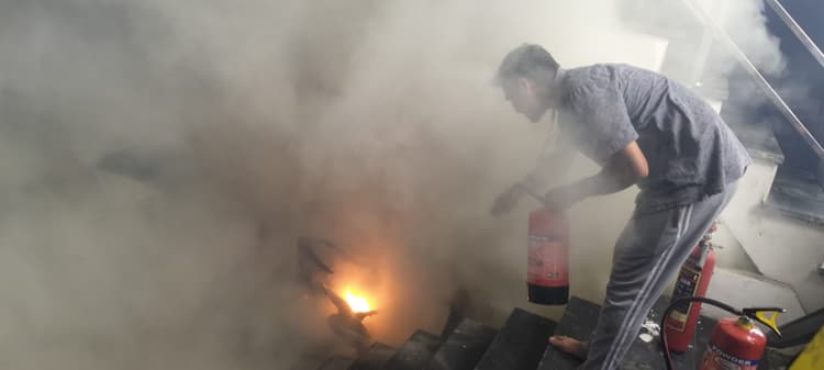 चार्जिंग के दौरान इनवर्टर की बैटरी ब्लास्ट, शोरूम में लगी आग