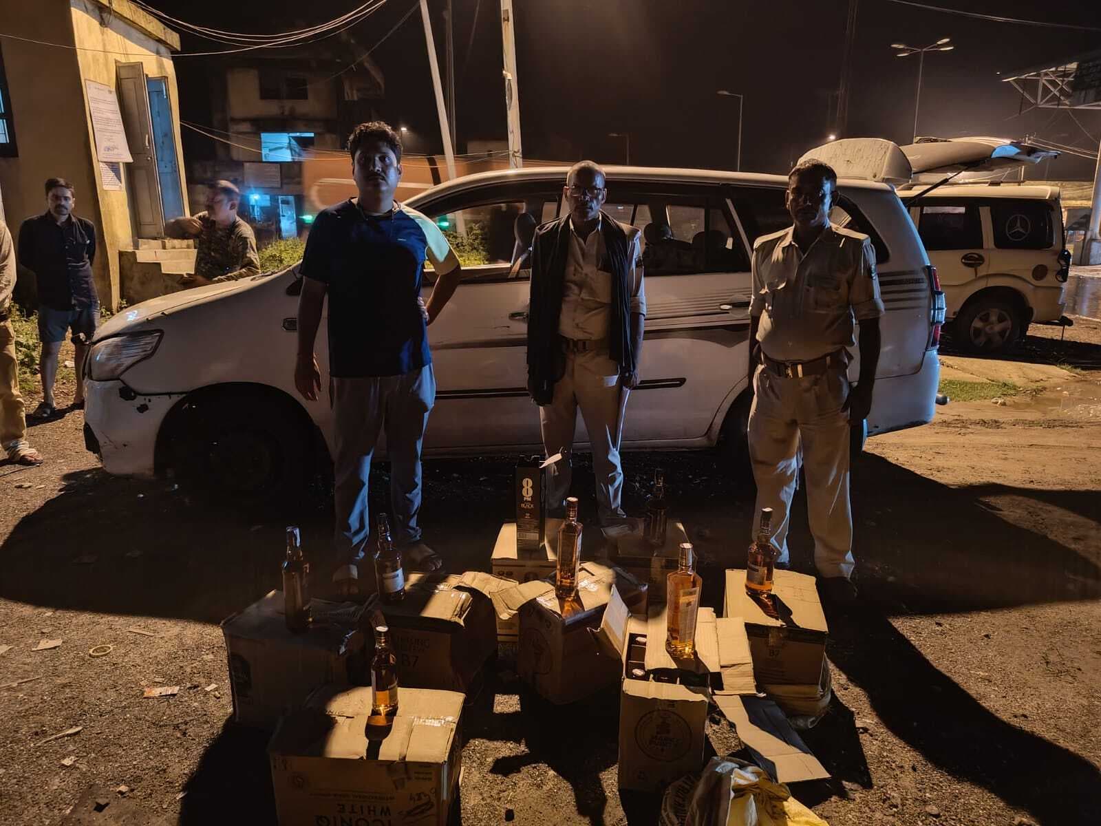 शराब परिवहन में संलिप्त होमगार्ड के दो जवान गिरफ्तार