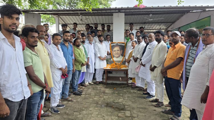 सरकार ने षड्यंत्र कर लालू प्रसाद यादव को संसद से किया बाहर