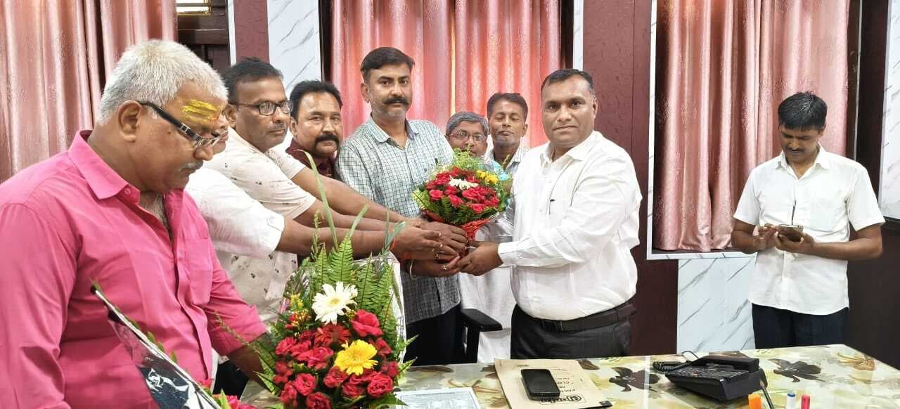 नये डीईओ ने किया पदभार ग्रहण, कार्यालयों का किया निरीक्षण