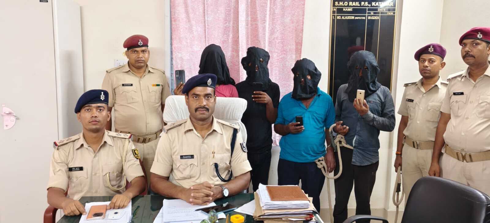 चोरी के मोबाइल के साथ चार गिरफ्तार