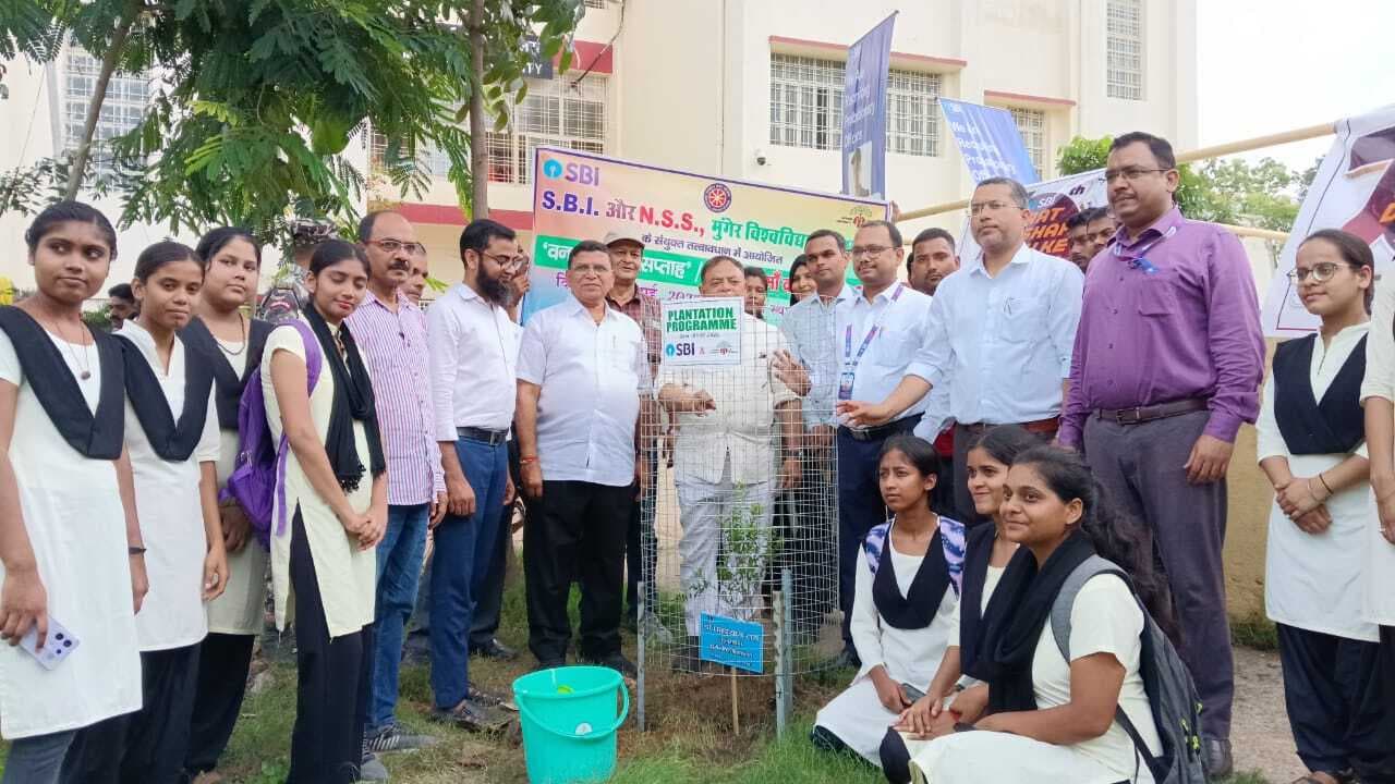 विद्यार्थी पौधा लगाकर पर्यावरण के प्रति सामाजिक दायित्वों को निभाएं : कुलपति