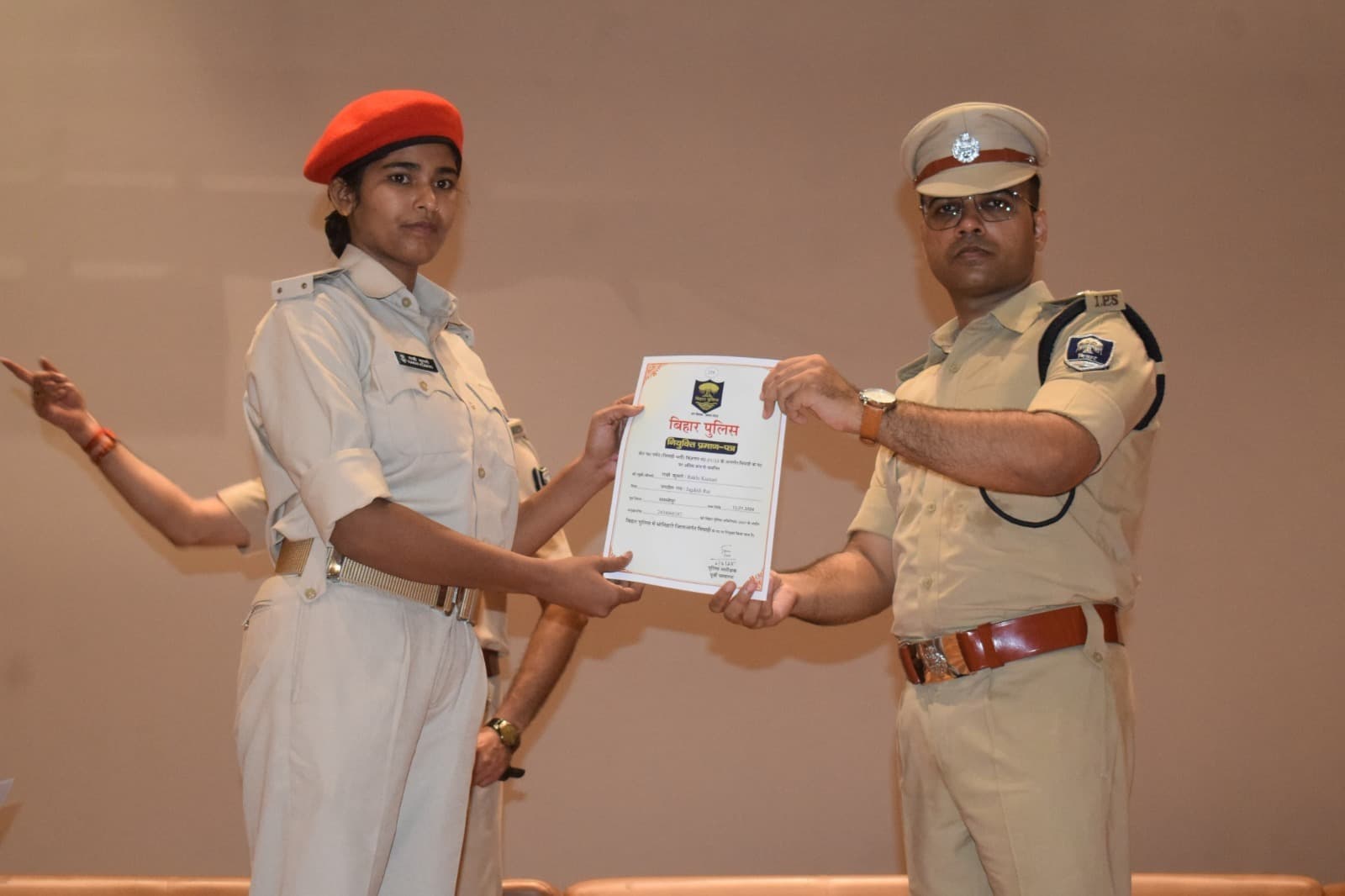 Motihari: 670 नवनियुक्त पुलिस कर्मियों को एसपी ने दिया नियुक्ति पत्र