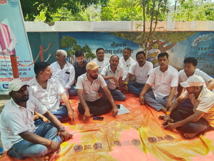 Samastipur News:दलसिंहसराय नप के नाराज पार्षदों ने धरना देकर जताया विरोध