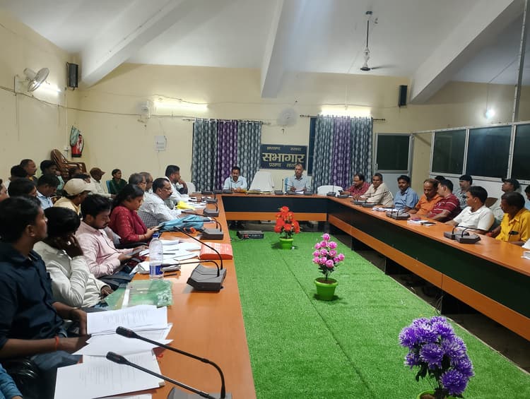 सारवां: धरती आबा शिविर में आये आवेदनों का करें निष्पादन