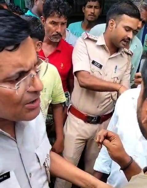 हाथापाई कर पुलिस के कब्जे से वारंटी को छुड़ाया, पुन: वारंटी सहित सात गिरफ्तार