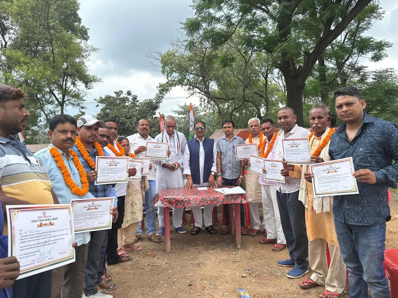 Deoghar News : कांग्रेस ने मंडल अध्यक्ष व प्रखंड पदाधिकारियों के बीच बांटे नियुक्ति पत्र