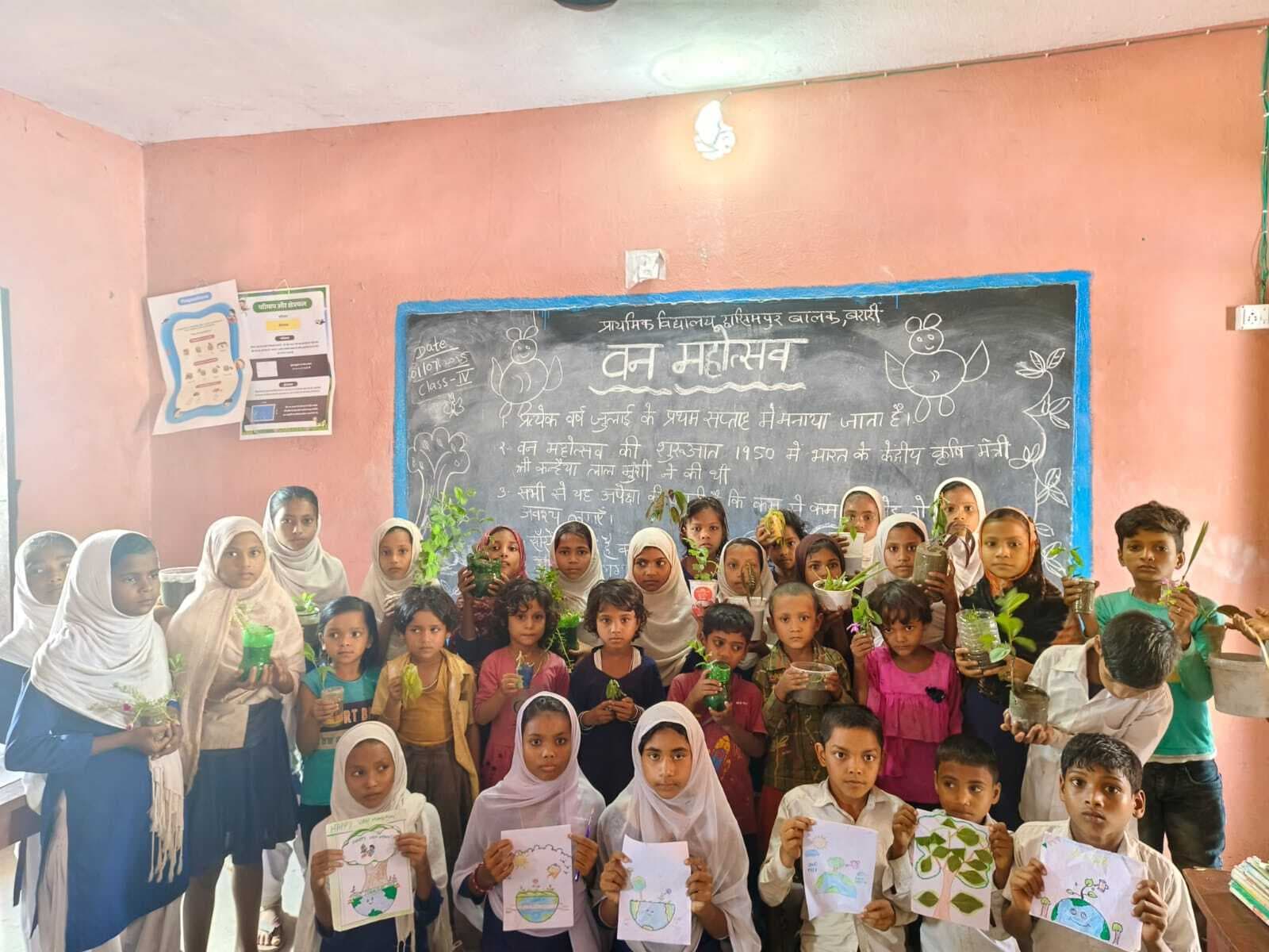 बच्चों ने वन महोत्सव पर बनाये कई आकर्षक पोस्टर, पौधरोपण भी किया